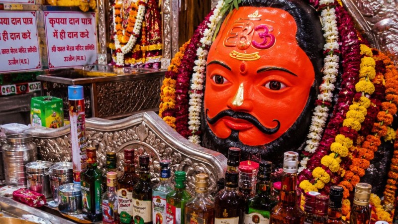 एक ऐसा मंदिर जहां भगवान को चढ़ता है शराब, गांजा, सिगरेट और चिलम, जानिए रहस्य